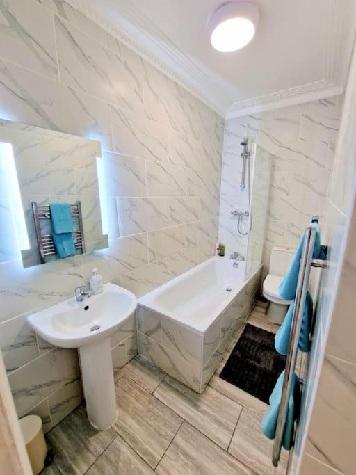 Charming Home With Private Balcony, On 1St Floor, With 2 Bathrooms, 3 Min Walk To Earl'S Court Station ลอนดอน ภายนอก รูปภาพ