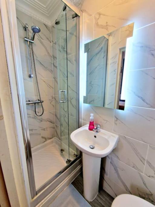 Charming Home With Private Balcony, On 1St Floor, With 2 Bathrooms, 3 Min Walk To Earl'S Court Station ลอนดอน ภายนอก รูปภาพ