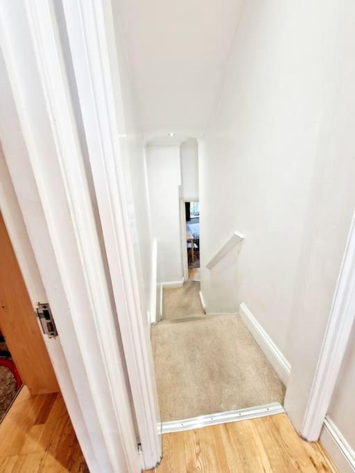 Charming Home With Private Balcony, On 1St Floor, With 2 Bathrooms, 3 Min Walk To Earl'S Court Station ลอนดอน ภายนอก รูปภาพ