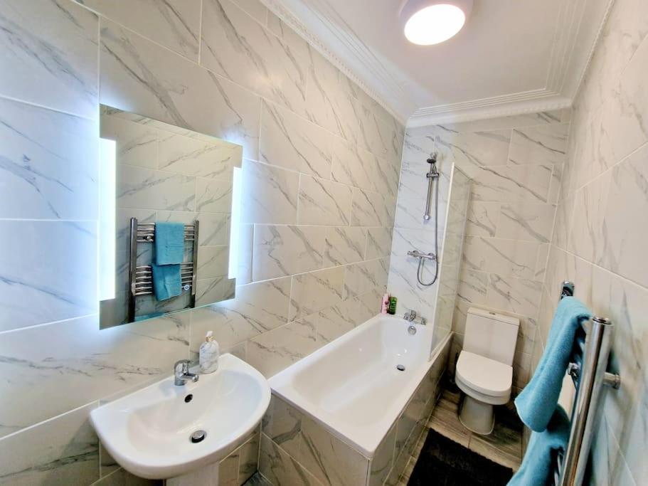 Charming Home With Private Balcony, On 1St Floor, With 2 Bathrooms, 3 Min Walk To Earl'S Court Station ลอนดอน ภายนอก รูปภาพ