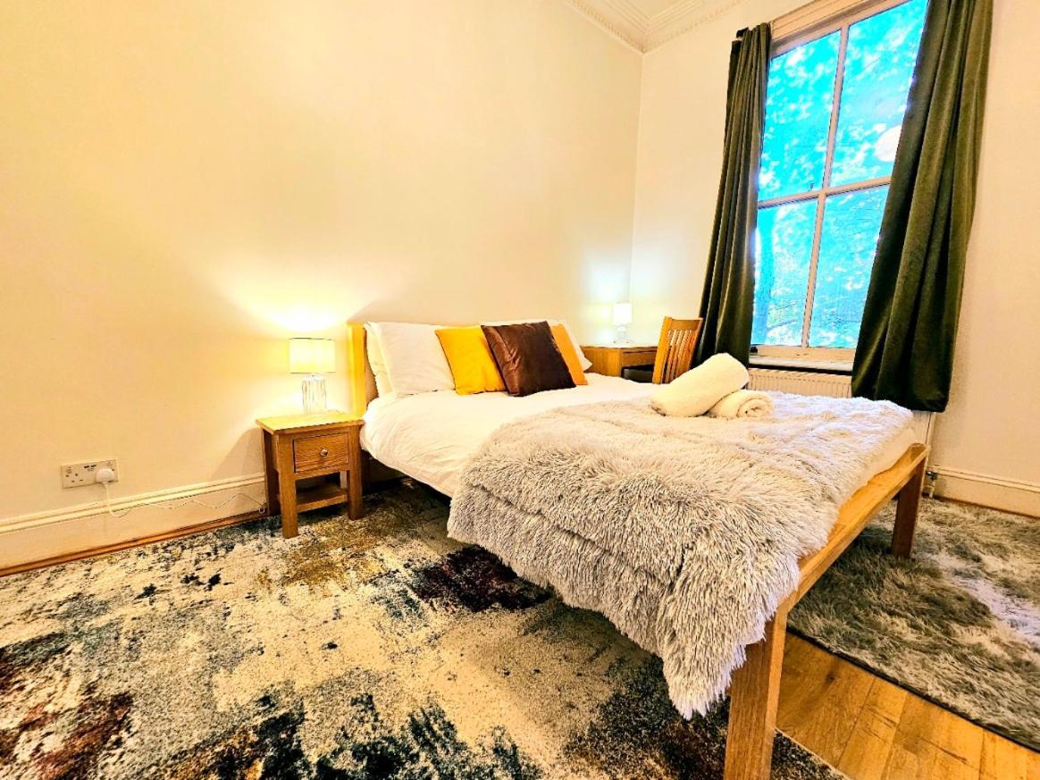 Charming Home With Private Balcony, On 1St Floor, With 2 Bathrooms, 3 Min Walk To Earl'S Court Station ลอนดอน ภายนอก รูปภาพ