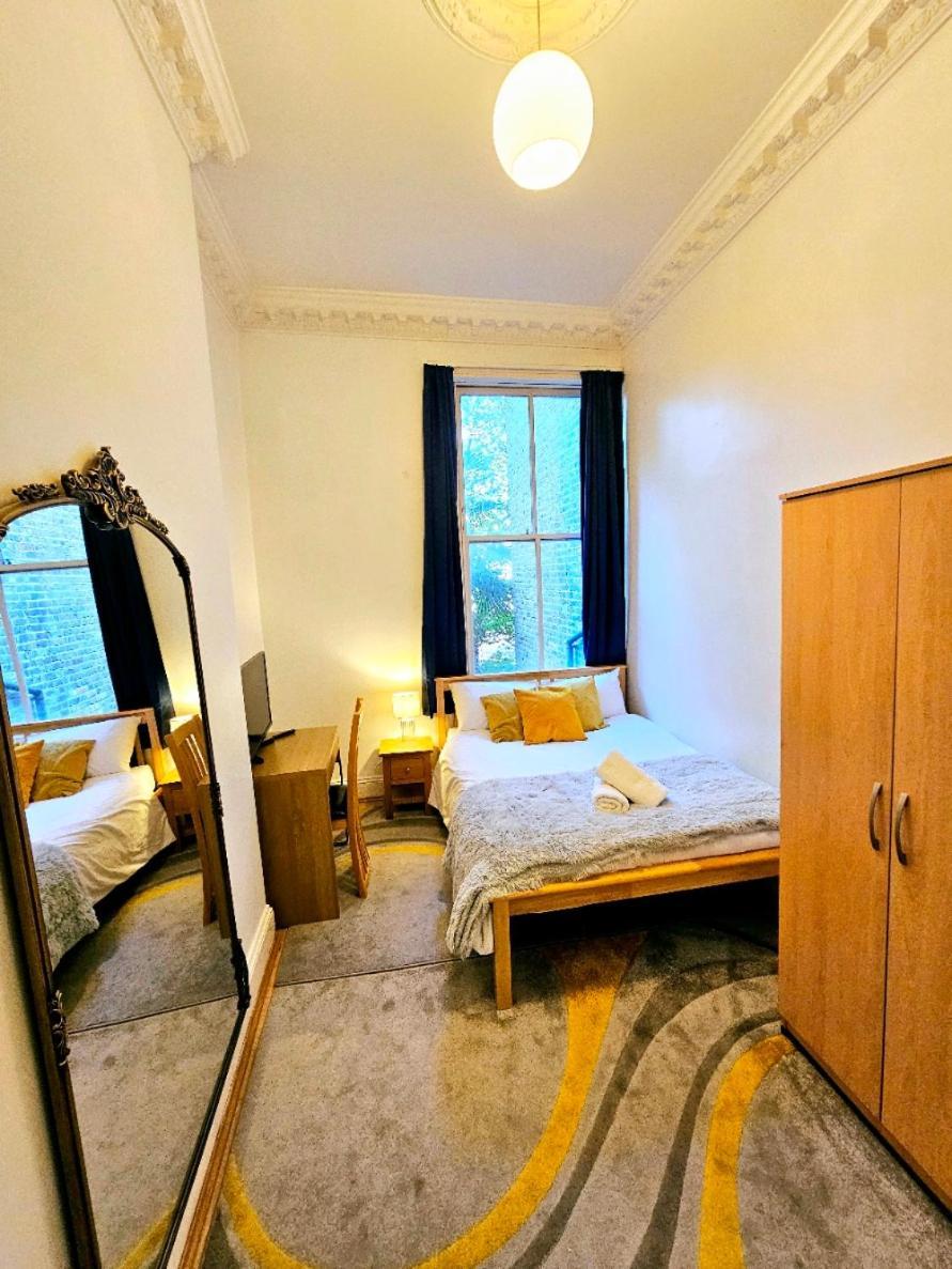 Charming Home With Private Balcony, On 1St Floor, With 2 Bathrooms, 3 Min Walk To Earl'S Court Station ลอนดอน ภายนอก รูปภาพ