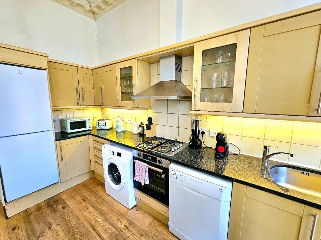 Charming Home With Private Balcony, On 1St Floor, With 2 Bathrooms, 3 Min Walk To Earl'S Court Station ลอนดอน ภายนอก รูปภาพ