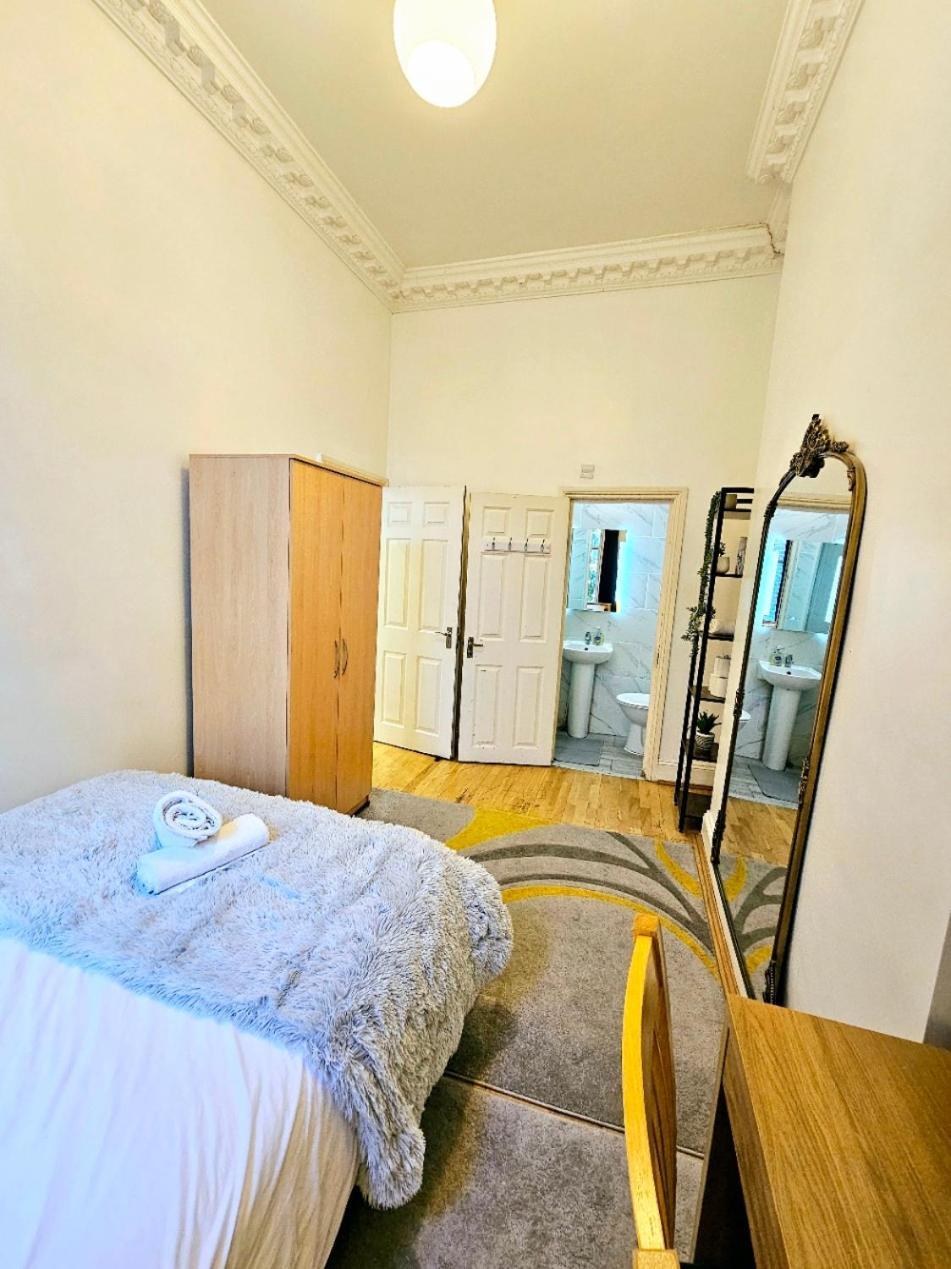 Charming Home With Private Balcony, On 1St Floor, With 2 Bathrooms, 3 Min Walk To Earl'S Court Station ลอนดอน ภายนอก รูปภาพ