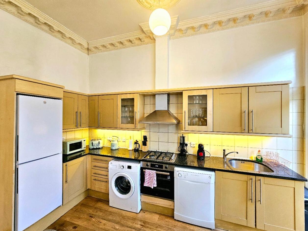 Charming Home With Private Balcony, On 1St Floor, With 2 Bathrooms, 3 Min Walk To Earl'S Court Station ลอนดอน ภายนอก รูปภาพ