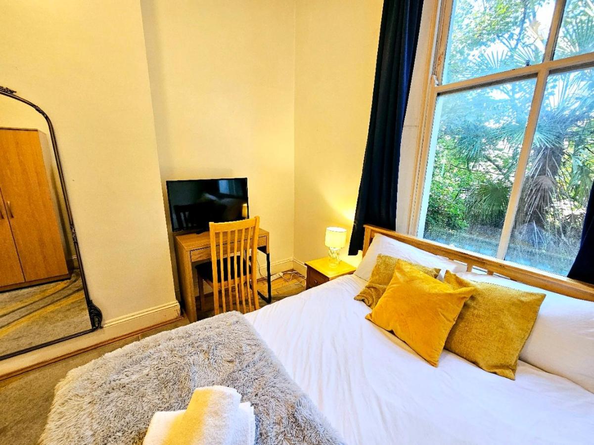 Charming Home With Private Balcony, On 1St Floor, With 2 Bathrooms, 3 Min Walk To Earl'S Court Station ลอนดอน ภายนอก รูปภาพ